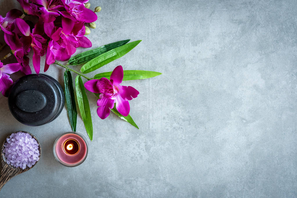 Thai Spa. Widok z góry kamieniami ustawienie dla leczenia masażu i zrelaksować się przy purpurowa orchidea na tablica z miejsca kopii. Zielony liść z czarne kamienie stos dla terapii spa. Stylu życia i zdrowego koncepcji - Zdjęcie, obraz