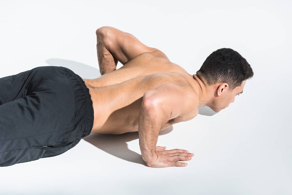 athlétique torse nu mixte homme faisant push ups sur blanc
 - Photo, image
