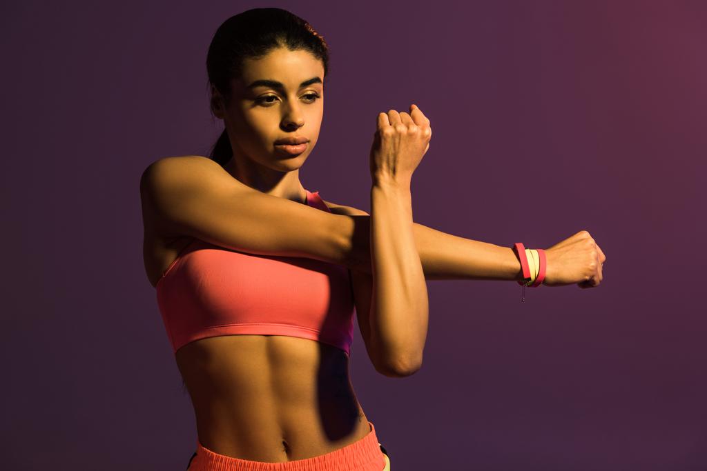krásná atletická Američanka zahřívovaná na purpurovém - Fotografie, Obrázek