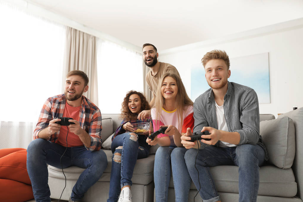 Amigos emocionales jugando videojuegos en casa
 - Foto, Imagen