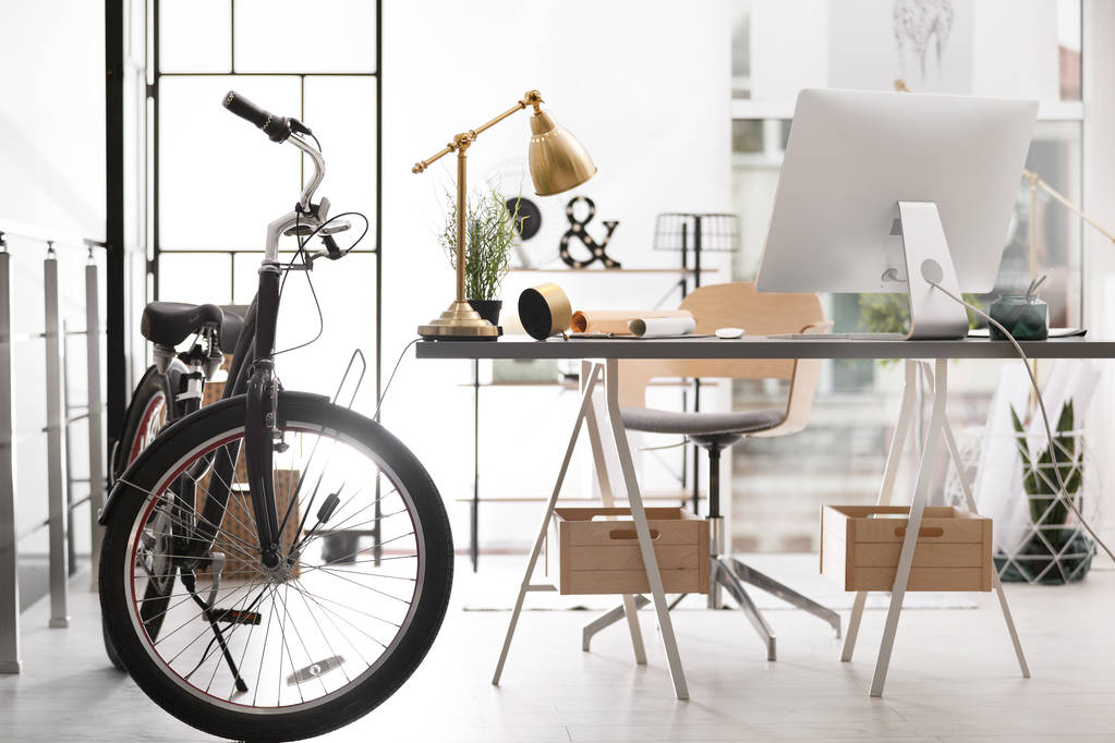 快適な職場と自転車がスタイリッシュなオフィス インテリア - 写真・画像