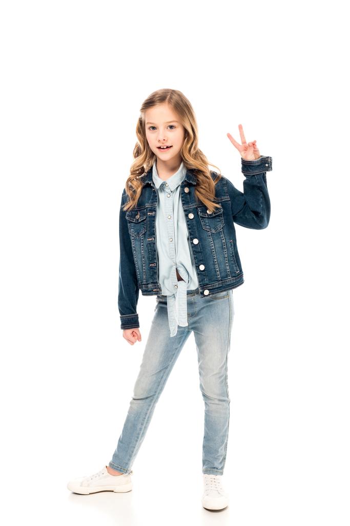 Ganzkörperansicht eines Kindes in Jeans mit Friedenszeichen auf weißem Hintergrund - Foto, Bild