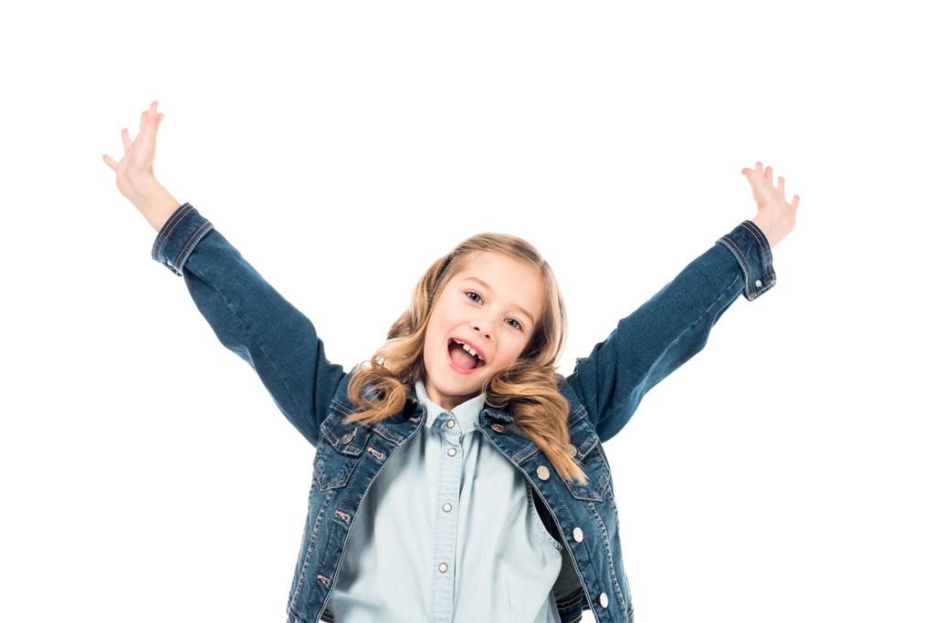 excité enfant bouclé en jean veste agitant les mains et riant isolé sur blanc
 - Photo, image