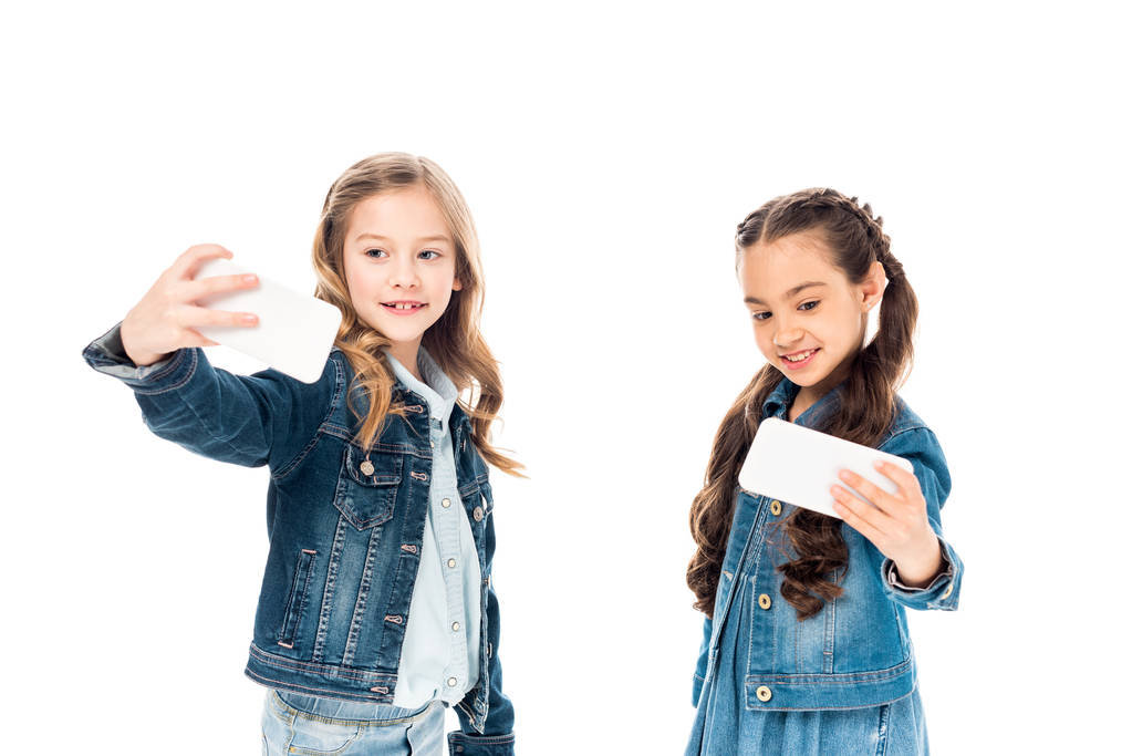 beyaz selfie alarak denim giysileri iki çocuk - Fotoğraf, Görsel