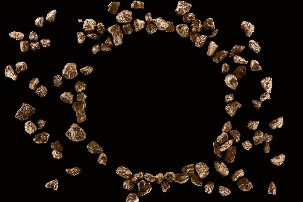 вид сверху круглой рамы из золотых камней, изолированных на черном с копировальным пространством
 - Фото, изображение