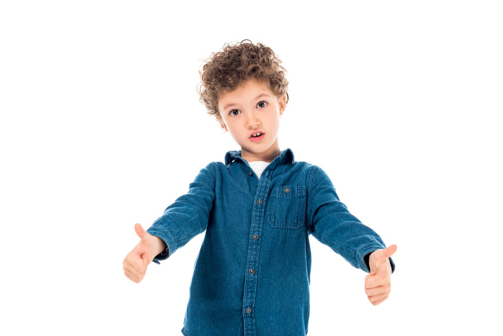 συναισθηματικό παιδί με τζιν πουκάμισο που δείχνει αντίχειρες επάνω απομονωμένο σε λευκό - Φωτογραφία, εικόνα