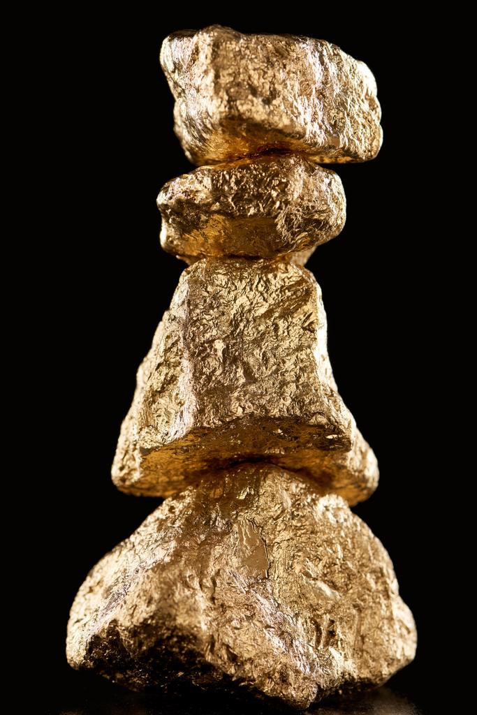 крупный план четырех блестящих камней с золотой текстурой, изолированных на черном
  - Фото, изображение
