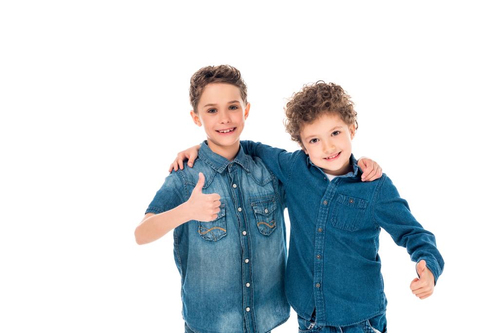 двоє дітей в джинсових сорочках, що приймають і показують великі пальці вгору ізольовані на білому
 - Фото, зображення