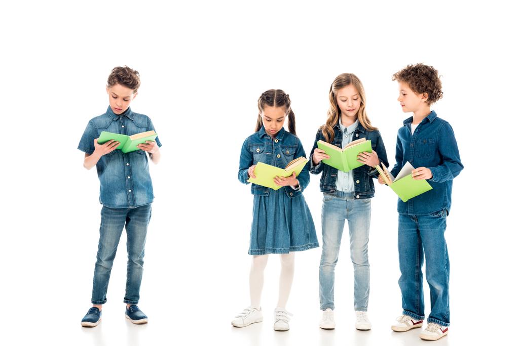 повний вигляд з чотирьох концентрованих дітей, які читають книги на білому
 - Фото, зображення