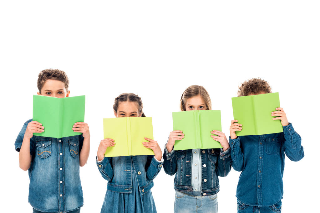 čtyři děti v džíně oděvy držící knihy izolované na bílém - Fotografie, Obrázek