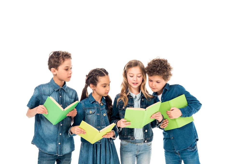 cuatro niños en ropa de mezclilla leyendo libros aislados en blanco
 - Foto, imagen