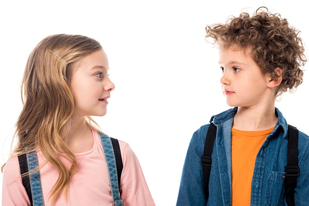 δύο παιδιά που κοιτάζουν το ένα το άλλο απομονωμένα σε λευκό - Φωτογραφία, εικόνα