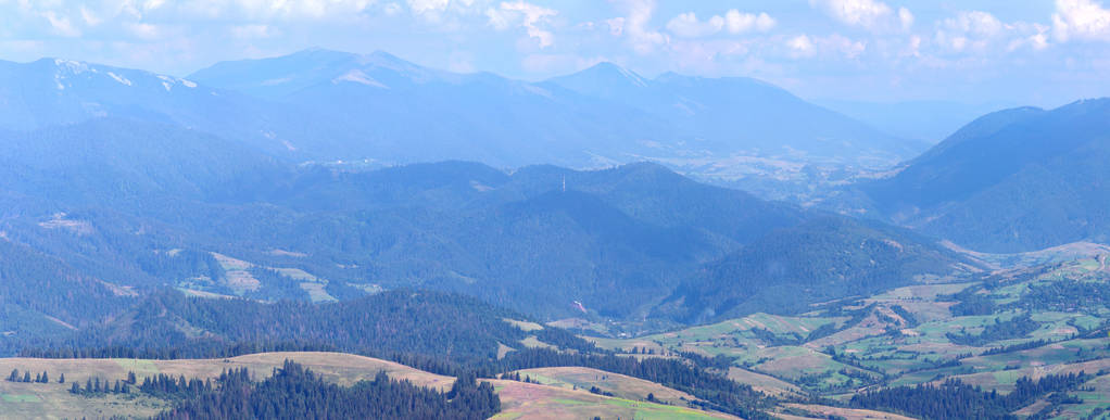 Красивий мальовничий літній пейзаж в Карпатському гори - Фото, зображення