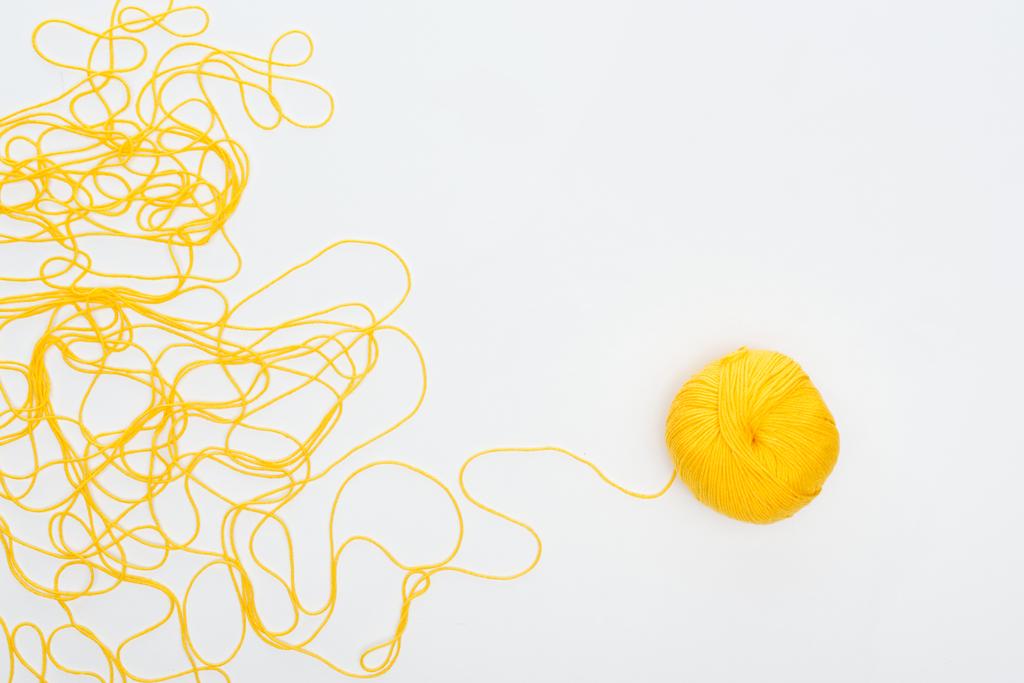 örgü topu ve sarı iplik Üst görünümü Beyaz Üzerine İzole  - Fotoğraf, Görsel