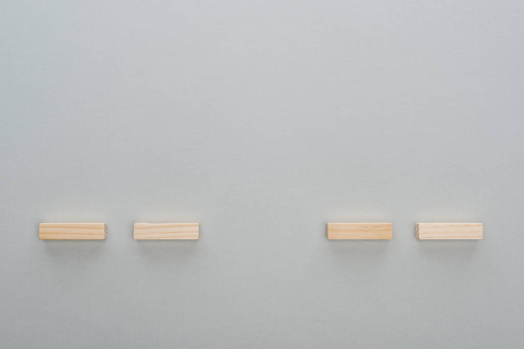 bovenaanzicht van houten blokken geïsoleerd op grijs met Kopieer ruimte - Foto, afbeelding