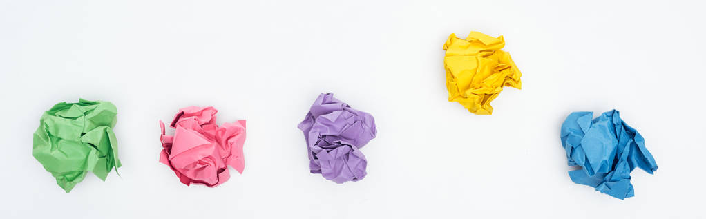 plan panoramique de boules de papier froissées colorées isolées sur blanc, concept de solution
 - Photo, image