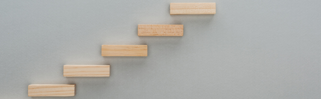 plano panorámico de bloques de madera que simbolizan escalera de carrera aislado en gris con espacio de copia
 - Foto, imagen