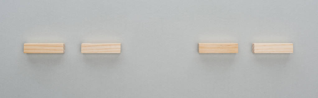 tiro panorâmico de tijolos de madeira isolados em cinza
 - Foto, Imagem