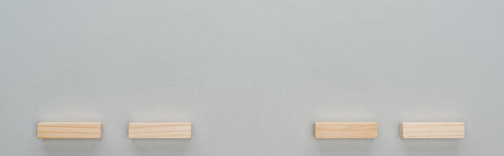 панорамный снимок деревянных блоков, изолированных на сером с копировальным пространством
 - Фото, изображение