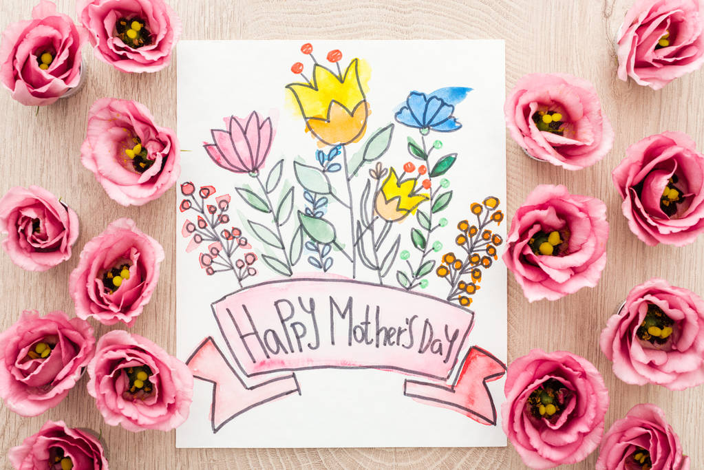 Eustoma-Blumen und Karte mit glücklichem Muttertag auf dem Tisch - Foto, Bild