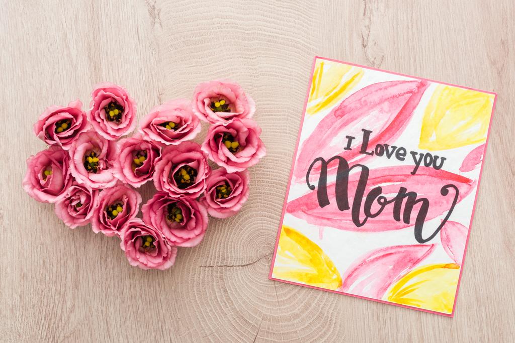 eustoma çiçek ve kart yapılmış kalp işareti üst görünümü i ahşap masaya anne yazı seviyorum - Fotoğraf, Görsel
