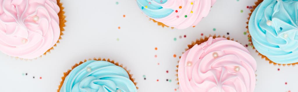 panoramiczny strzał pyszne kolorowe Cupcakes z posypki izolowane na białym - Zdjęcie, obraz