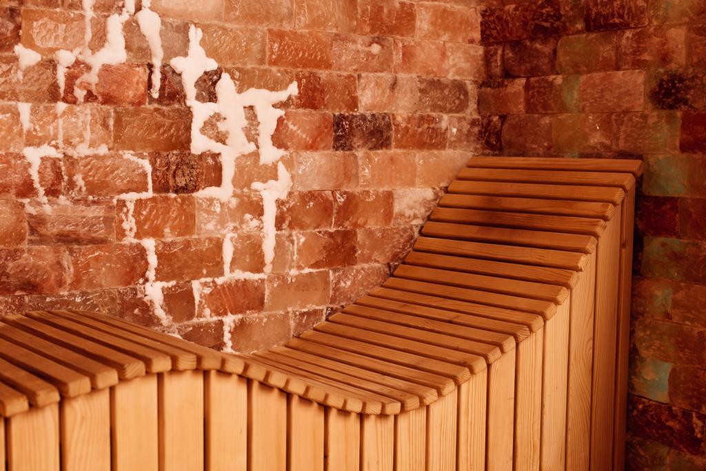 banc en bois au centre de spa avec murs texturés
 - Photo, image