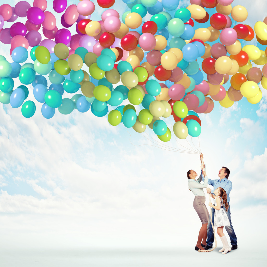 Familia celebración de globos de colores
 - Foto, Imagen