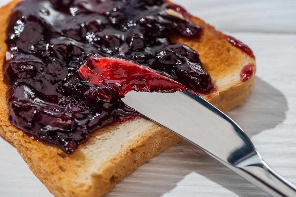 beyaz bıçak yanında tatlı reçel ile tost yakın  - Fotoğraf, Görsel