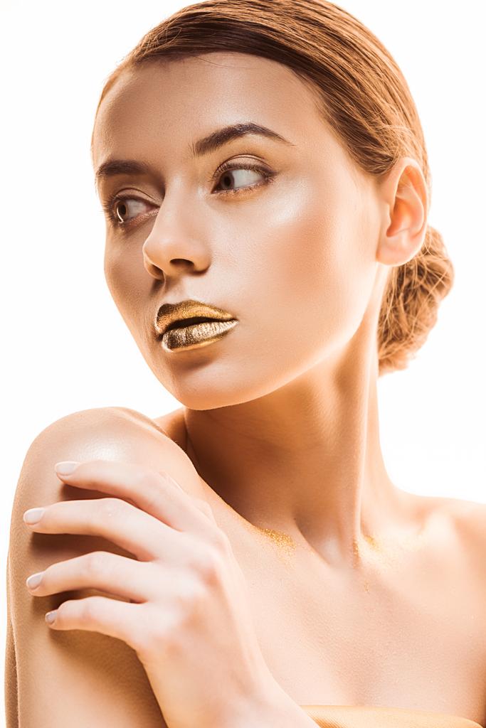 jovem mulher bonita com maquiagem dourada brilhante isolado no branco
 - Foto, Imagem