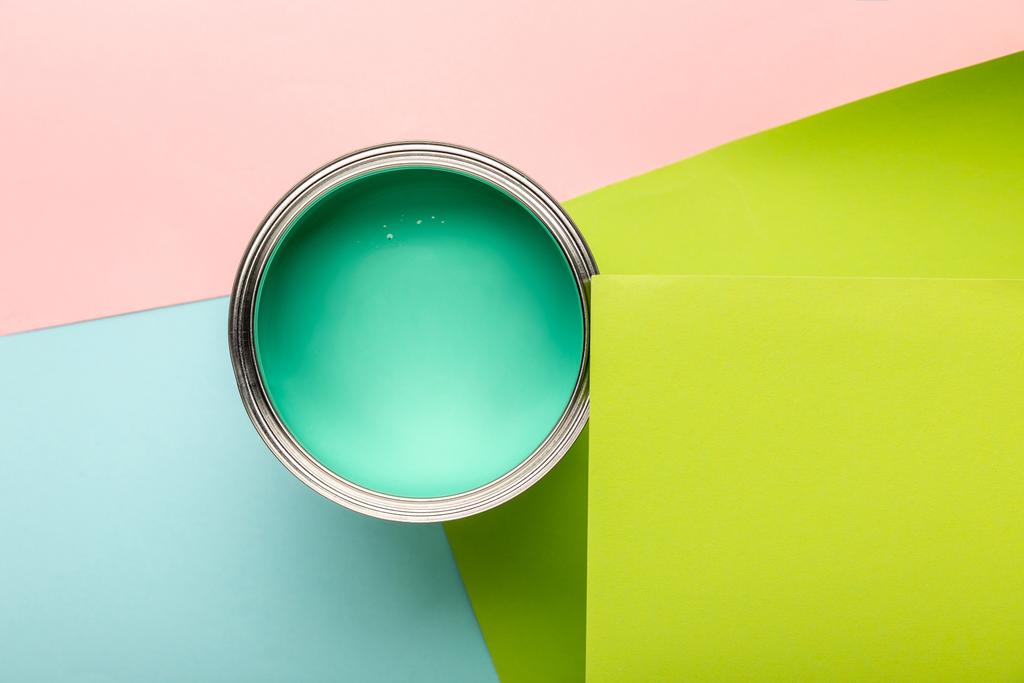 renkli yüzeyüzerinde yeşil boya ile tin üst görünümü - Fotoğraf, Görsel