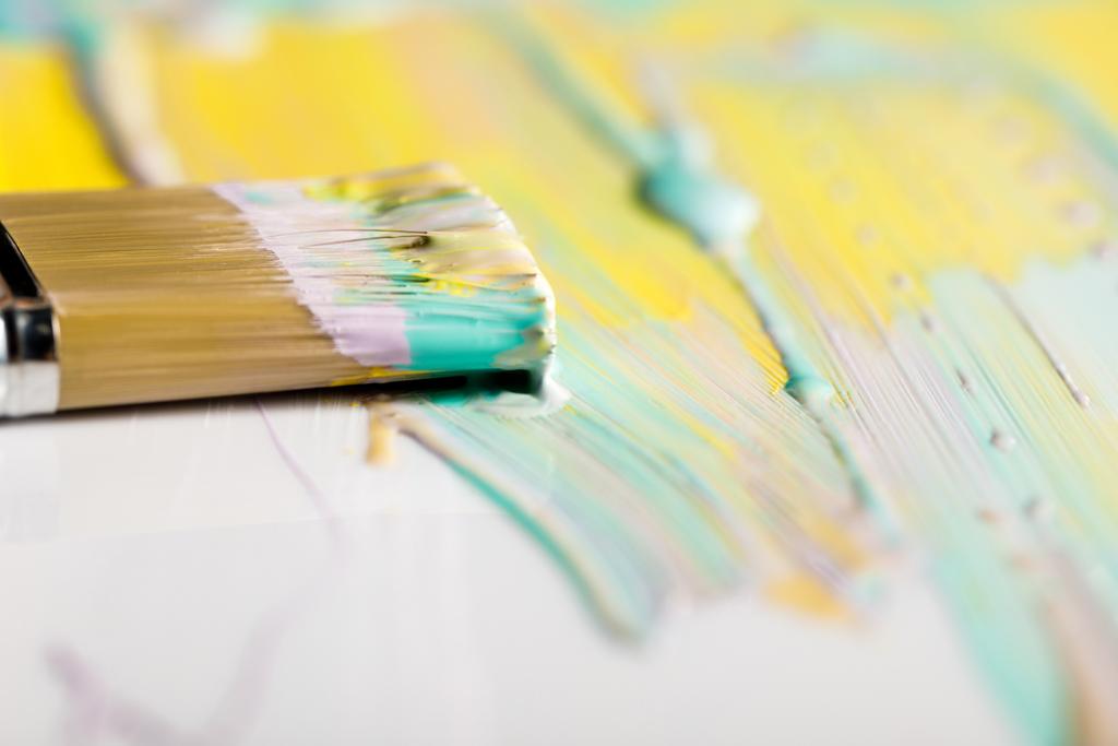 enfoque selectivo de cepillo y pinceladas de colores en la superficie blanca
 - Foto, Imagen