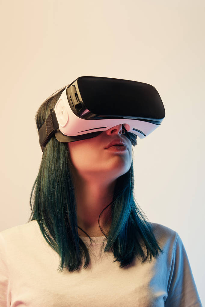 Nuori nainen valkoinen t-paita yllään virtuaalitodellisuus kuulokkeet beige
  - Valokuva, kuva