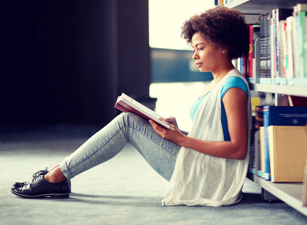 estudante africano livro de leitura menina na biblioteca
 - Foto, Imagem