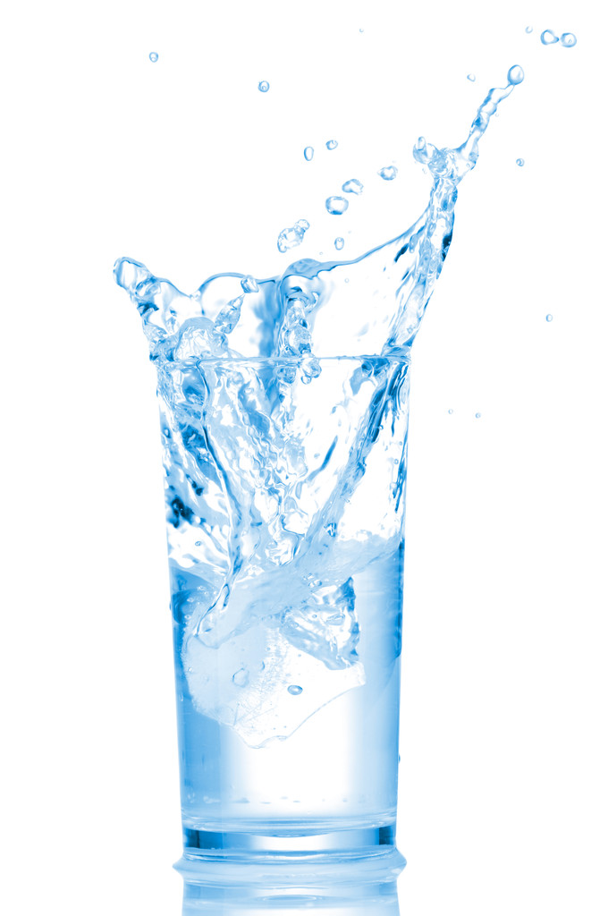 Vesi lasista eristetty valkoisella pohjalla
 - Valokuva, kuva