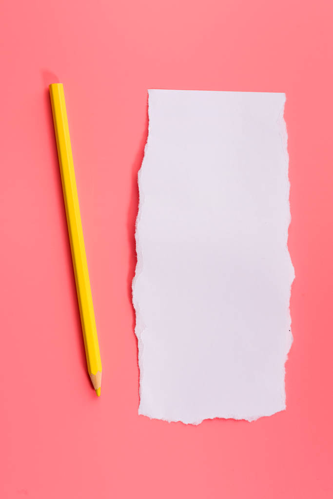 Kousek bílého zmuchovaného papíru na růžovém pozadí s tužkou - Fotografie, Obrázek
