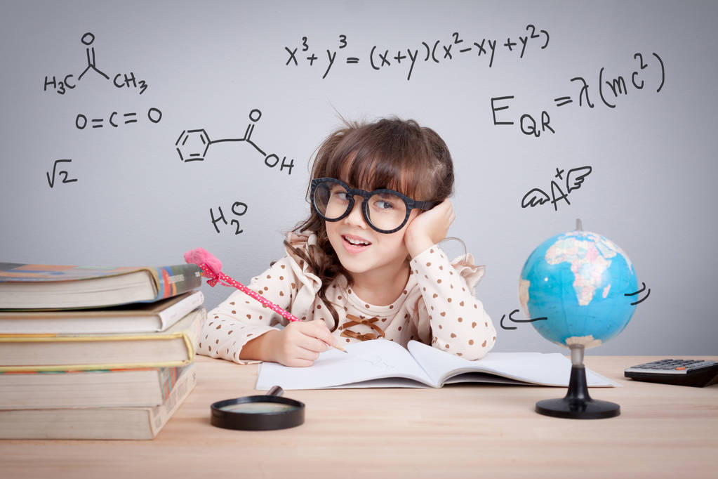 koncepcji edukacji. Cute Little Girl w szkole szczęśliwy do podejmowania pracy domowej. równania matematyczne i formuła chemiczna w tle - Zdjęcie, obraz