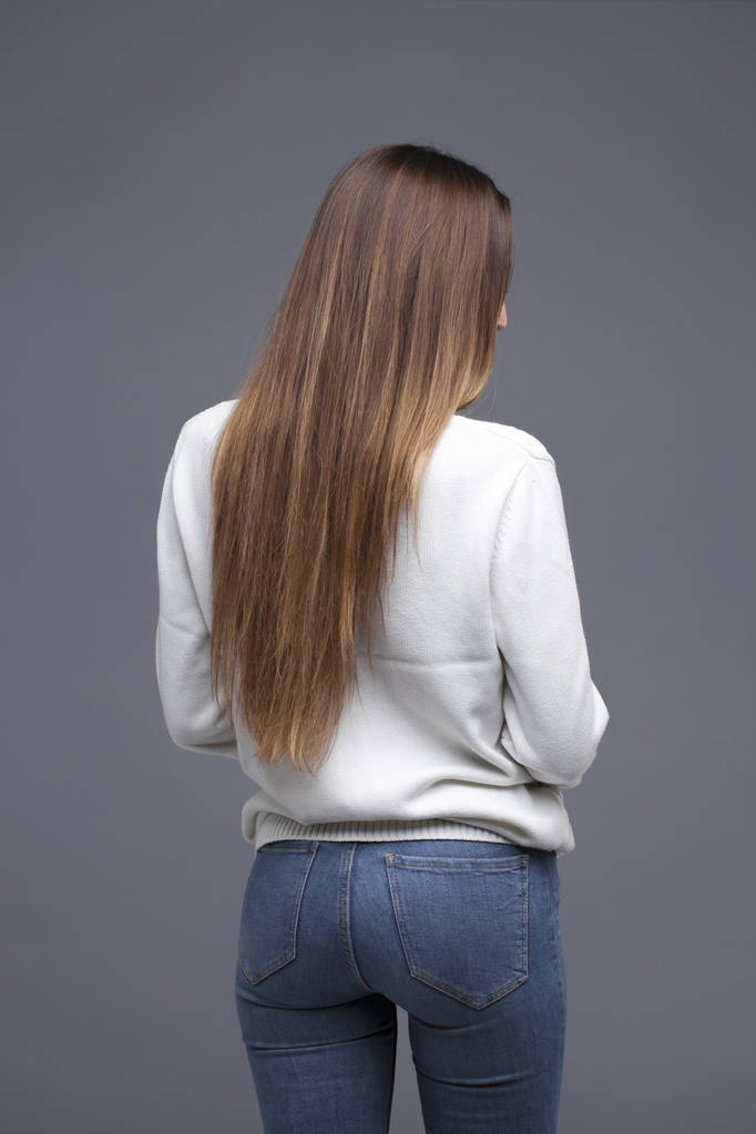 Γυναικείο μακρύ μελαχρινή μαλλιά, πίσω όψη - Φωτογραφία, εικόνα