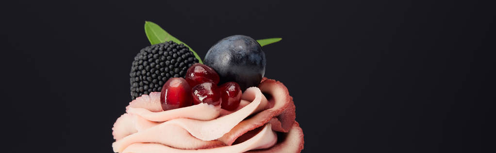 plano panorámico de crema dulce, granate, uva y mora aislado en negro
 - Foto, imagen