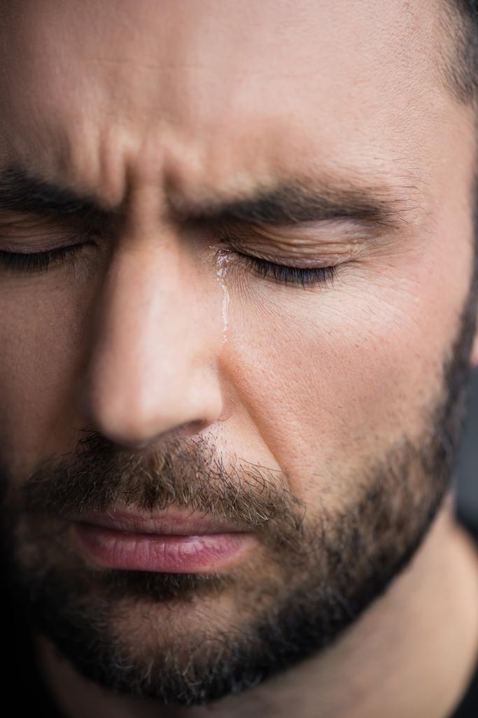 portrét krásného vousatého muže, který plakal s zavřenýma očima - Fotografie, Obrázek
