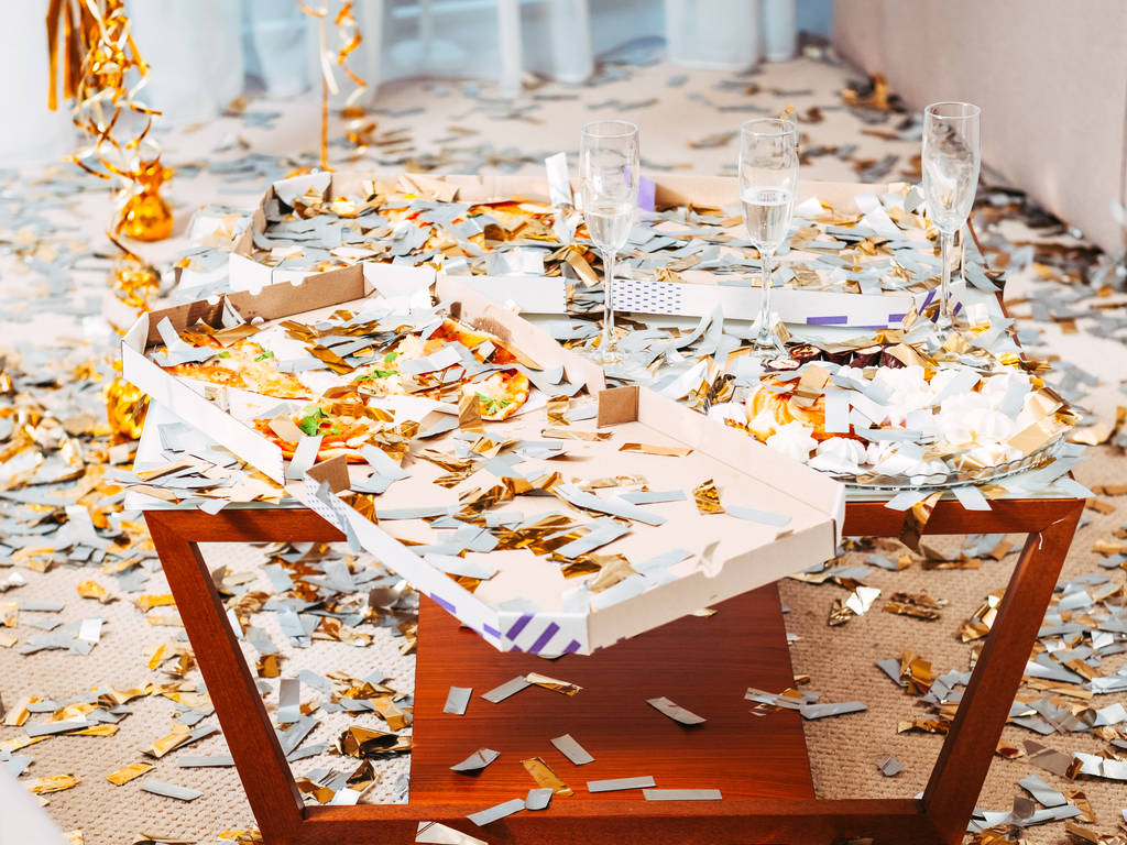 партійний хаос стіл залишки шампанського конфетті
 - Фото, зображення