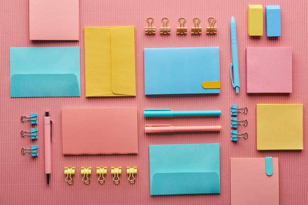 platte lay van kleurrijke briefpapier Supplies op roze  - Foto, afbeelding