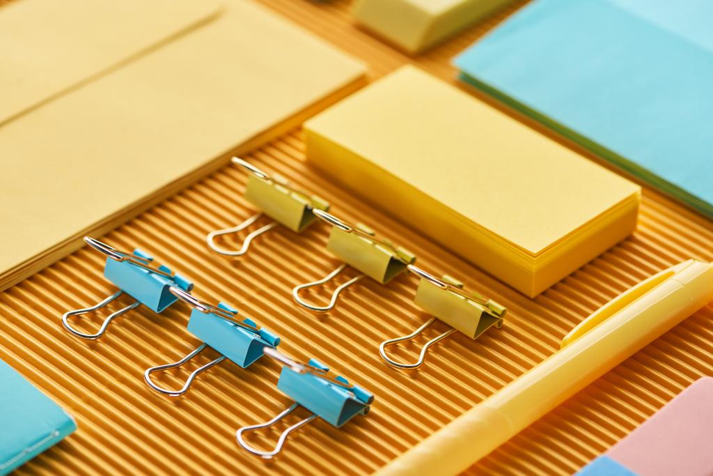közelről kilátás színes irodai írószerek a sárga - Fotó, kép