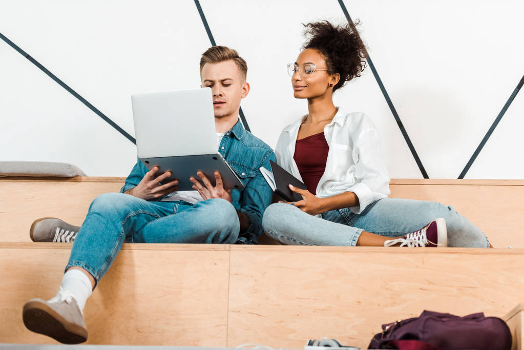 két multikulturális hallgató használ laptopot előadóteremben - Fotó, kép