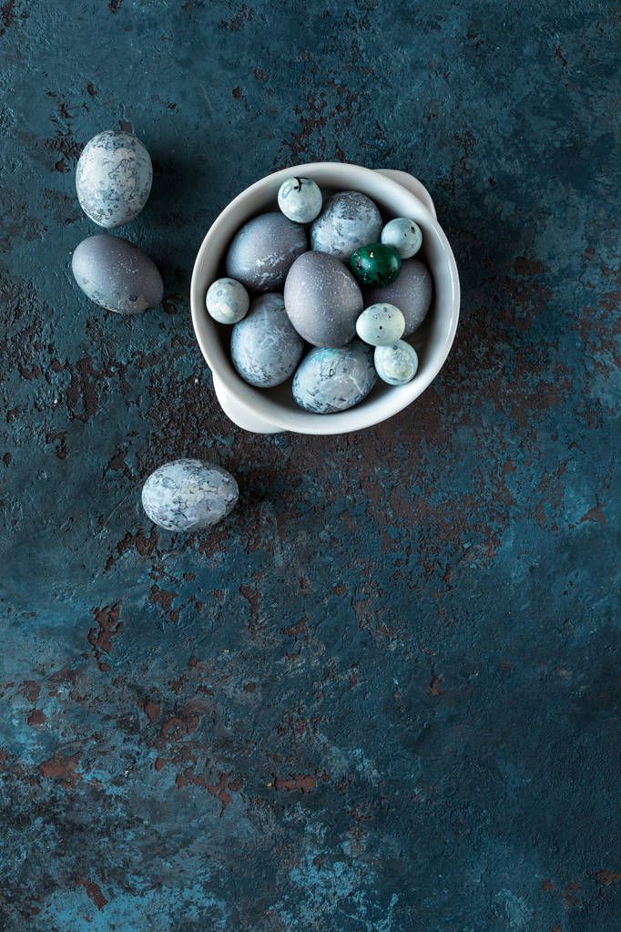 Gri mavi dokulu taş arka plan üzerinde bir tabak üzerinde Paskalya yumurtaları Kompozisyon. Kopya alanı. Üstte görüntü. - Fotoğraf, Görsel