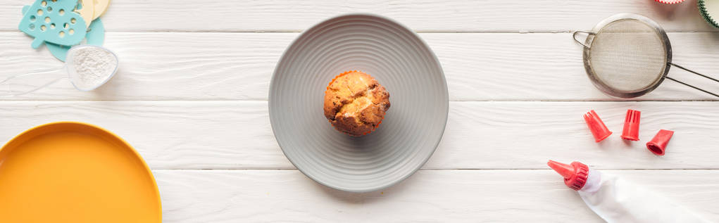 panoráma szemcsésedik-ból ízletes muffin és sütés szerszámok-ra fából készült asztal - Fotó, kép