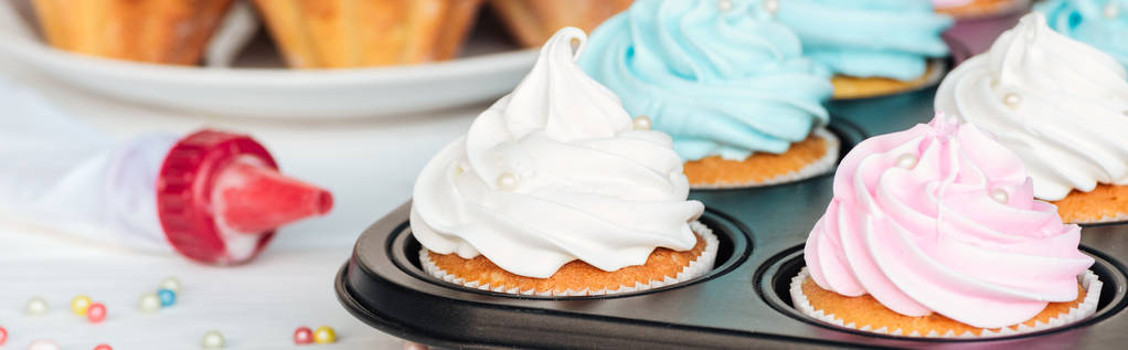 panoráma szemcsésedik-ból színes ízletes Cupcakes-ban Cupcake tálca - Fotó, kép