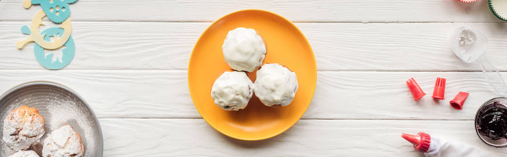 plan panoramique de délicieux cupcakes et outils de cuisson sur table en bois blanc
 - Photo, image