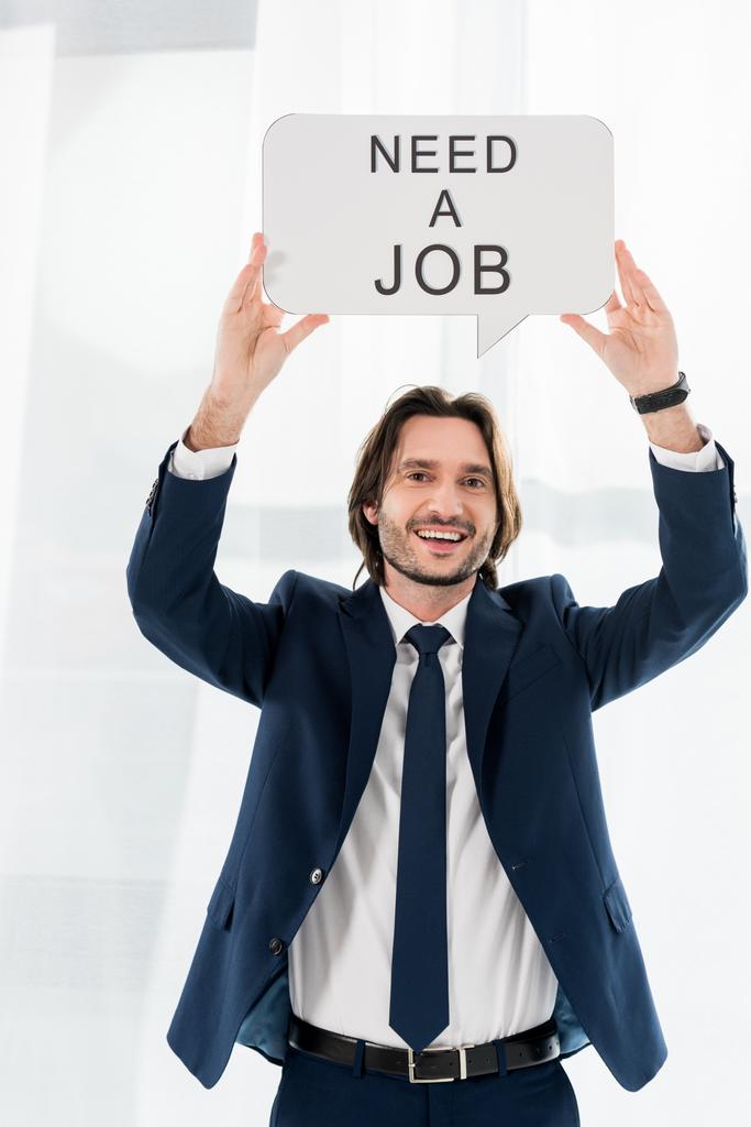 vrolijke werknemer met Spraakballon met behoefte aan een job belettering  - Foto, afbeelding