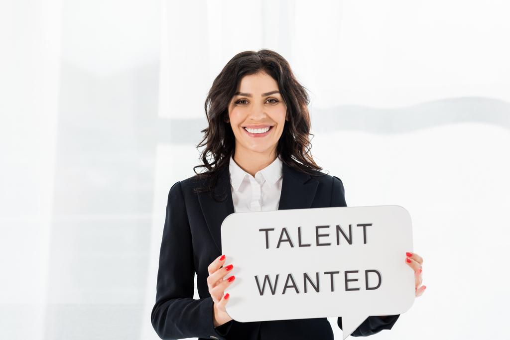 happy and beautiful recruiter holding speech bubble with talent wanted lettering  - Photo, Image